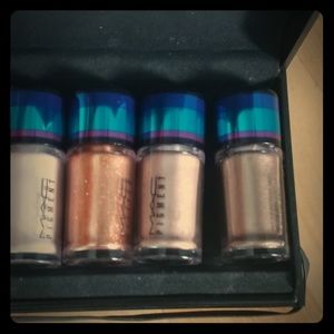 Bnwob Mac irresistibly Charming pigment/glitter